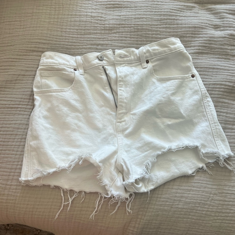 Abercrombie & Fitch White high rise mom Jean Shorts - Picture 2 of 4
